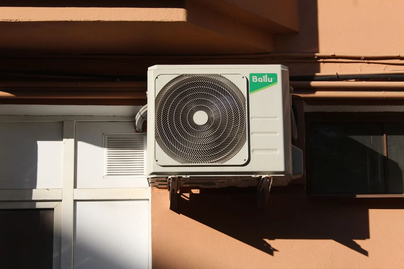 Outdoor air conditioning unit service